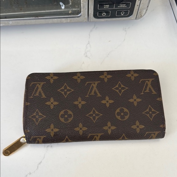 Louis Vuitton Brown Monogram Wallet  

The Zippy Wallet - Picture 3 of 11